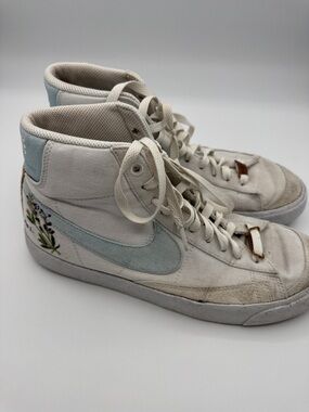 Nike Sneakers - Women's 8.5